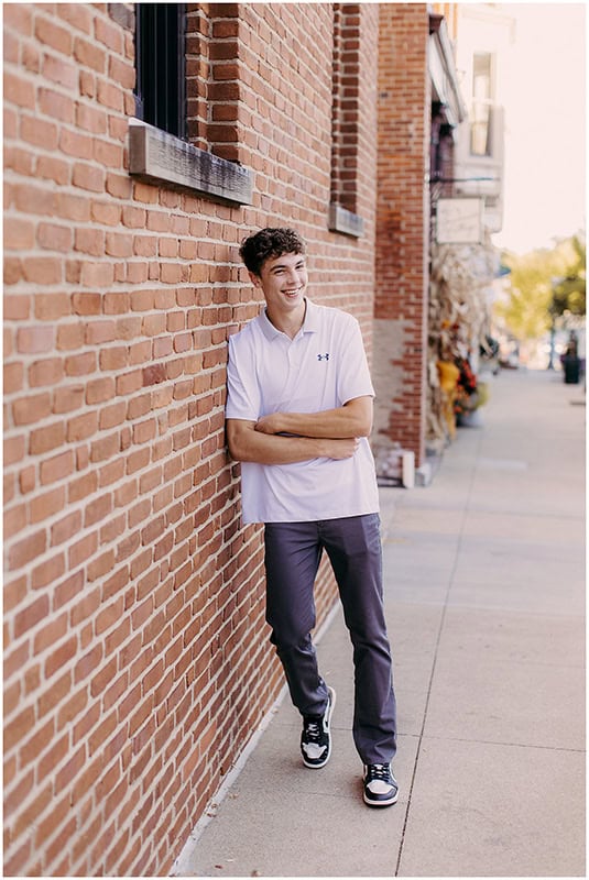 What to Wear for Senior Pictures- Senior boy wearing casual outfit for portraits